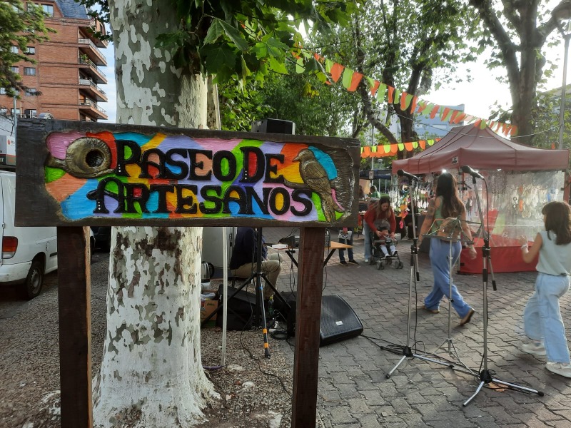 Por el Da del Amigo, feria de artesanos en la plaza central